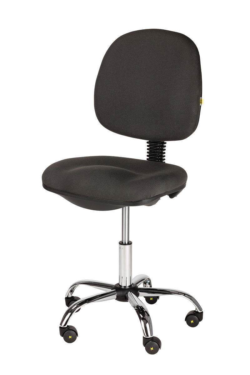 Niskie krzesło obrotowe ESD z oparciem, wykonane z czarnego poliuretanu, na podstawie z kółkami przewodzącymi