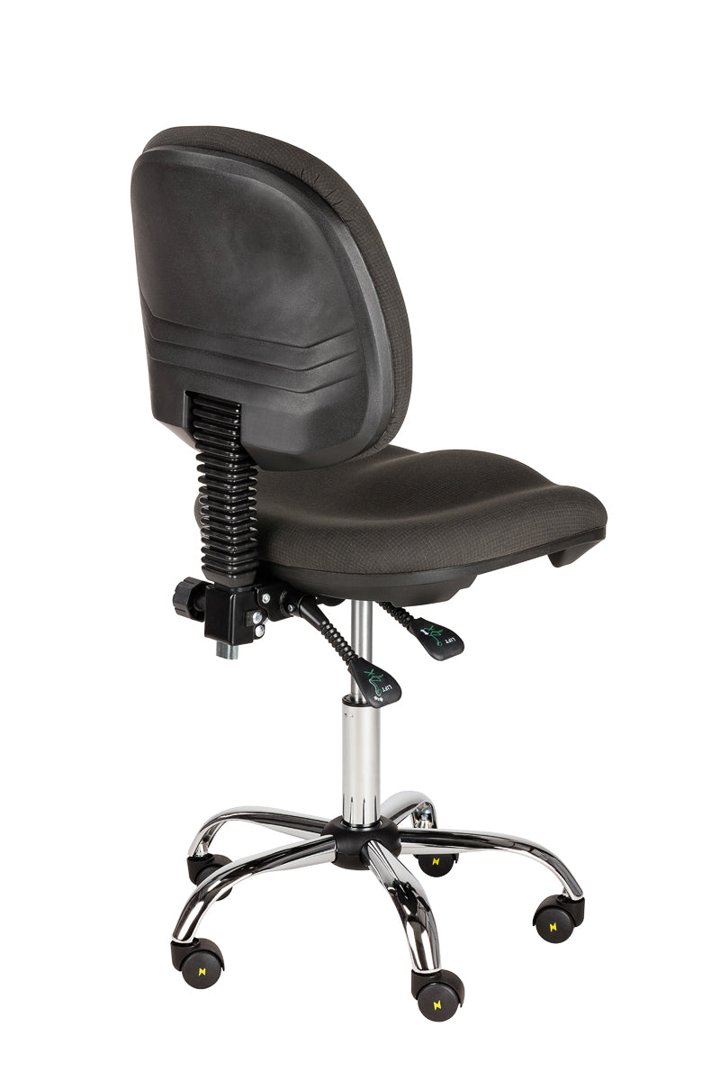 Tył krzesła ESD z widocznym pokrętłem do regulacji wysokości i głębokości oparcia